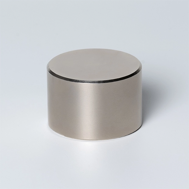 Цилиндрический неодимовый магнит 45x25 лежит на основании