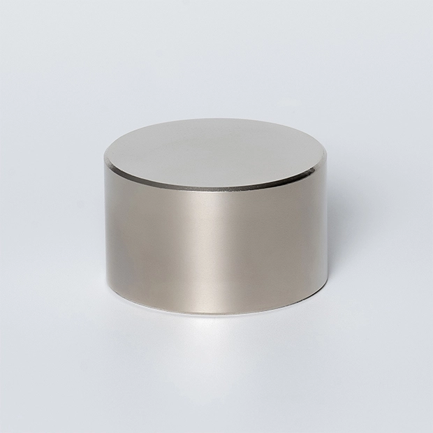 Цилиндрический неодимовый магнит 50x30 лежит на основании