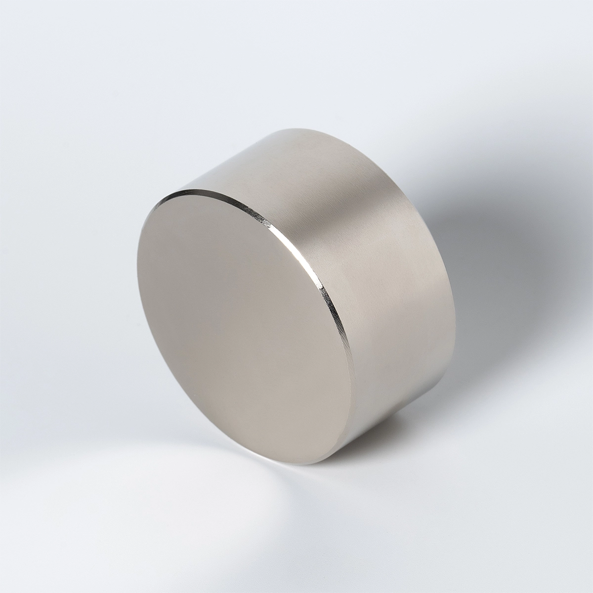 Цилиндрический неодимовый магнит 60x30 лежит на боковой поверхности вид под углом