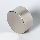 Цилиндрический неодимовый магнит 60x30 лежит на боковой поверхности вид под углом