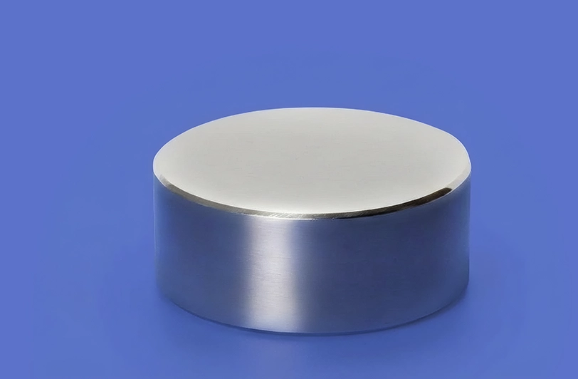 Неодимовый магнит лежит на основании и отбрасывает тень